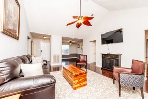 Mom's house w/king bed, 2 car Garage & Pets Welcom - Image 3