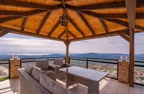 Blue lake luxury villa for families - Image 5