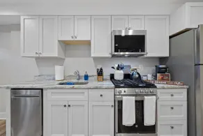 Comfy NW Gem-5 min walk to Metro/DT/Convention Ctr - Image 5