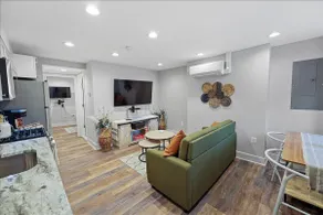 Comfy NW Gem-5 min walk to Metro/DT/Convention Ctr - Image 4