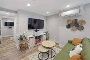 Comfy NW Gem-5 min walk to Metro/DT/Convention Ctr - Image 2