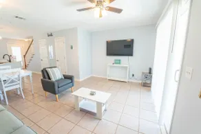 Cheerful 2-bedroom home, 1 block from beach - Image 5