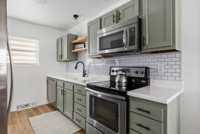 3 Bed 2 Bath, Golf Course and Fully Fenced Yard! - Image 2