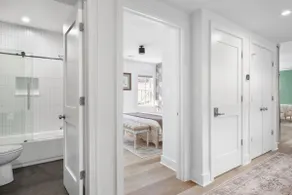 ★1/2 Block to King Street, King Bed ~ Free Parking★ - Image 5
