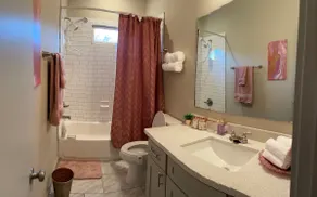 Cheerful 4 Bedroom Home 8 min From IAH airport - Image 5