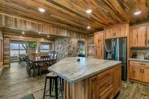 Spacious lake house w/ room for the whole family! - Image 4