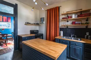 Dramatic Downtown Dwelling with 2 bedrooms - Image 4