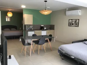 Beautiful single-story apartment overlooking the park - Image 3