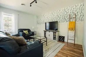 Charming Downtown Cottage & 1.5 Blocks to Beach - Image 4