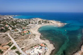 On the beach, walking distance to amenities - Image 5