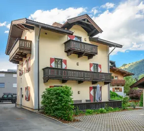 Belle Kitz urban villa for 11 with sauna & garden - Image 5