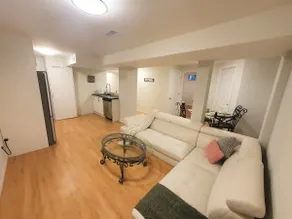 Modern Private 2br Unit Minutes Walk to Yonge St - Image 2
