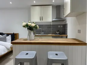 Cozy studio annex near Stonehenge, Amesbury-1 bed - Image 3