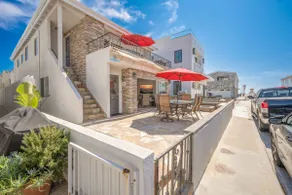Giant 7 Bedroom Home with 2 separate Condos - Image 4