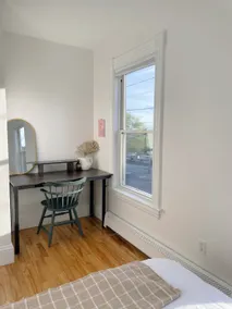 Cozy 2 Bedroom Apartment Overlooking Park - Image 2