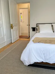 Cozy 2 Bedroom Apartment Overlooking Park - Image 4