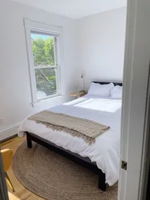 Cozy 2 Bedroom Apartment Overlooking Park - Image 3