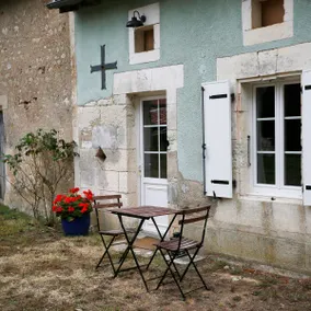 French rural bliss in a 2 bedroom cottage sleeps 4 - Image 3