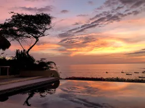 Infinity pool with amazing views of the Pacific - Image 4