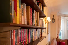 Elegant Ground Floor Apartment - Image 3
