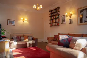 Elegant Ground Floor Apartment - Image 2