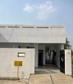 Cheerful 3-Bedroom Bungalow with free parking - Image 2