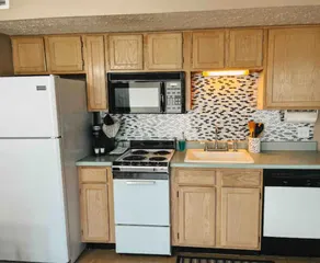 RELAXING 1 BEDROOM CONDO - Mins. from the Marina! - Image 2