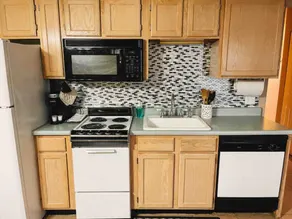 RELAXING 1 BEDROOM CONDO - Mins. from the Marina! - Image 3