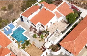 Cozy villa with beautiful views and swimming pool - Image 2