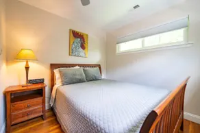 Sure Beats a Hotel -Walk to Duke/Dwntwn- King Bed - Image 4