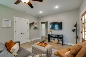 The Gray Burrow: Cozy, Pet friendly in Denison - Image 2