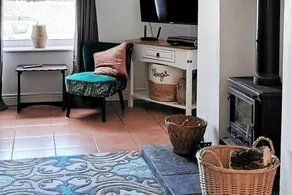 Lovely 3 Bedroom Cottage with Wood Burning Stove - Image 2
