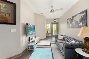 DT Charm Apt + Pool,Gym,Wine,WKSpace, Free Parking - Image 2