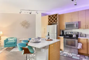 DT Charm Apt + Pool,Gym,Wine,WKSpace, Free Parking - Image 4