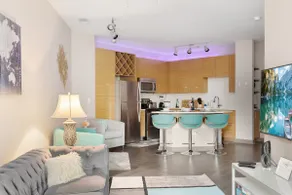 DT Charm Apt + Pool,Gym,Wine,WKSpace, Free Parking - Image 3