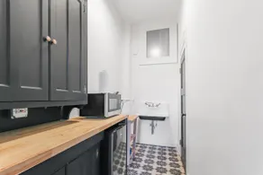Chic Pet-Friendly Studio with Hotel-Like Amenities - Image 4