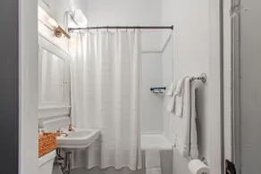 Chic Pet-Friendly Studio with Hotel-Like Amenities - Image 5