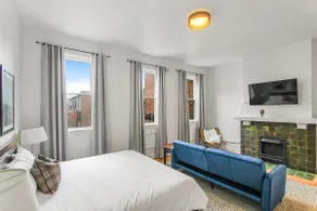 Chic Pet-Friendly Studio with Hotel-Like Amenities - Image 2