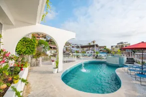 LA CASA BLANCA STUDIO #3, POOL + MOUNTAIN VIEW - Image 5
