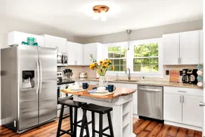 Bright & Cheery Bungalow - Mins to Downtwn Fort Mill - Image 2