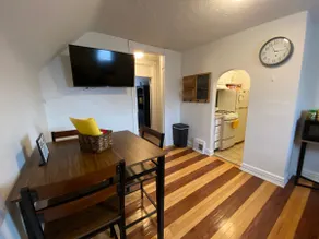 Yellow#3: Comfy Urban Midtown Apartment - Image 4