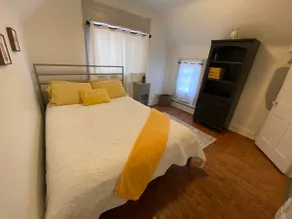 Yellow#3: Comfy Urban Midtown Apartment - Image 2