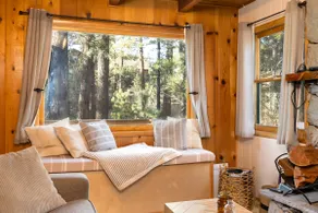 HoneyBearCabin: treehouse-feel, w hiking, sledding - Image 5