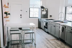 Modern 2BED + 2BA, Bunks, Steps from Lincoln Park - Image 2