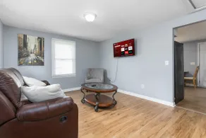 Charming Oasis with spacious fenced yard - Image 2