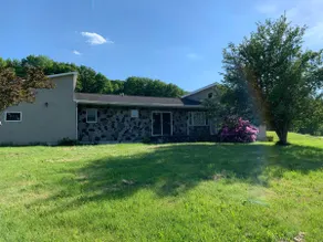 Ernie’s Retro Retreat - Image 2