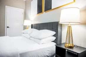Cozy stay downtown, free parking, Disney+, games - Image 4