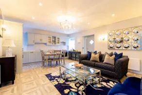 Queens Brook Apartment - Image 5