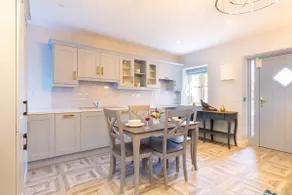 Queens Brook Apartment - Image 4