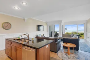 Ocean Views Beach Front Modern, EnSuite Bathrooms - Image 5